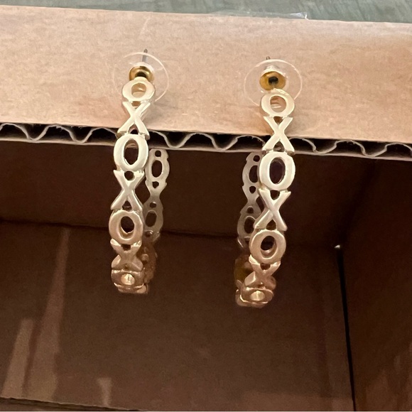 Marlyn Schiff Gold XOXO Hoop Earrings New - Picture 2 of 4